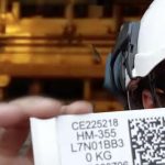 Trabajador de Celsa Group sosteniendo una tarjeta con un código QR