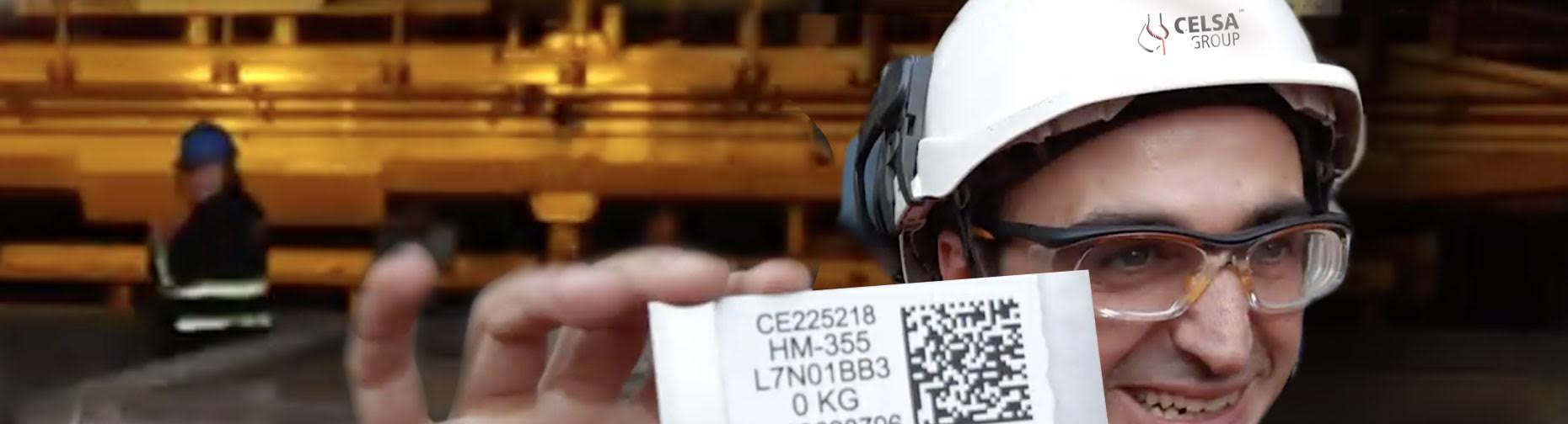 Trabajador de Celsa Group sosteniendo una tarjeta con un código QR