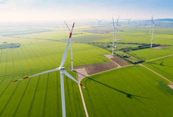 Campo extenso con molinos de viento