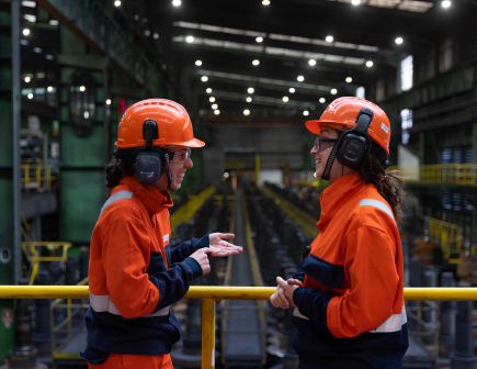 Objetivos medioambiente-1 Trabajadoras de Celsa Group hablando